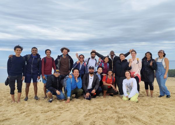 Photo : Chaque année, une vingtaine d'étudiantes et étudiants commencent leur premier semestre du master MER à l'université de Bordeaux. Ici la promotion 2024-2026 sur la dune du Pilat © MER