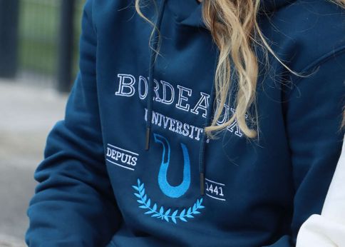 Photo Sweat-shirt à capuche brodé - 85% Coton bio, 15% Polyester recyclé - 350 g/m² - Taille : XS, S, M, L, XL, XXL -Coloris disponibles : bleu paon - Fabriqué en Asie - PU TTC : 39,00 €