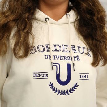 Photo Sweat-shirt à capuche brodé - 85% Coton bio, 15% Polyester recyclé - 350 g/m² - Taille : XS, S, M, L, XL, XXL -Coloris disponibles : blanc ivoire - Fabriqué en Asie - PU TTC : 39,00 €
