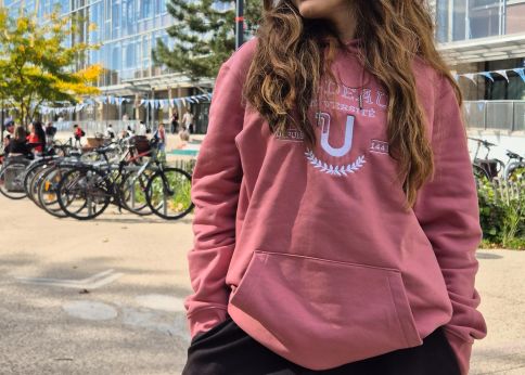 Photo Sweat-shirt à capuche brodé - 85% Coton bio, 15% Polyester recyclé - 350 g/m² - Taille : XS, S, M, L, XL, XXL -Coloris disponibles : rose - Fabriqué en Asie - PU TTC : 39,00 €