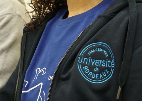 Photo Sweat-shirt zippé à capuche brodé - 75% coton biologique, 25 % polyester recyclé - 300 g/m² - Taille : XS, S, M, L, XL, XXL - Coloris disponibles : Bleu marine - Fabriqué en Asie - PU TTC : 33,00 €