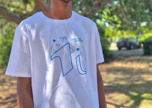 Photo Tee-shirt en coton biologique, col rond - Modèle unisexe - Taille : S, M, L, XL, XXL - Coloris disponibles : blanc - Fabriqué en France - PU TTC : 16,00 €