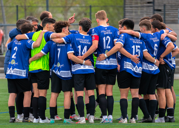 Photo : Equipe de football de l'ASUBx @Léo Debue
