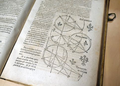 Photo Traité d’astronomie de Tycho Brahe (Danemark - 1609) © université de Bordeaux
Reliure de type médiéval en parchemin. Une tentative d’explication des mouvements de la lune

