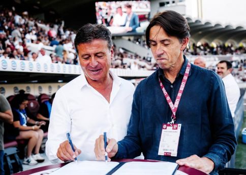 Photo Le président de l'UBB Laurent Marti et le président de l'université Dean Lewis, signent la convention qui unit les deux institutions © UBBrugby