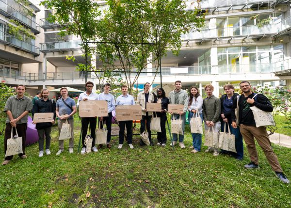Photo : Les demi-finalistes et finalistes d'UBooster, tous réunis sur le campus Bastide © Gautier Dufau