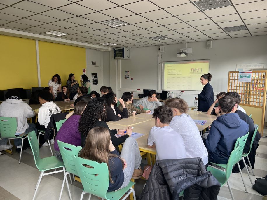 Les étudiantes partagent leur quotidien devant une classe d’élèves qui ne manquent pas de questions © université de Bordeaux