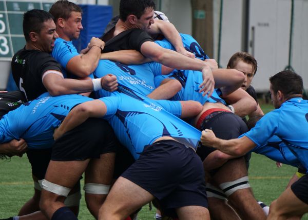 Photo : Le pack des bleus de l'université de Bordeaux aux prises avec les Blacks d'Auckland, lors du tournoi universitaire WURIT 2019 au Japon © Université de Bordeaux