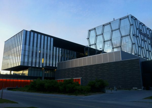 Photo : Quantum-Nano Center de l'université de Waterloo © Mike and Ophelia Lazaridis