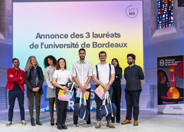 Photo : Les lauréats de l'université de Bordeaux du concours MT180 Laura Viaud, Amine Es-Soufi et Sylvain Dufau, avec les membres du jury © Gautier Dufau