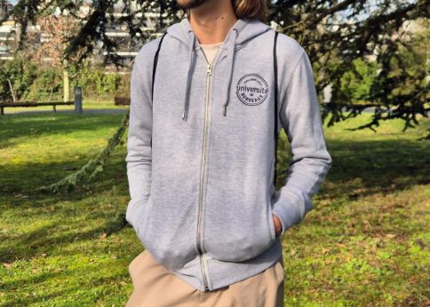 Photo Veste zippée à capuche brodé - 75% coton biologique, 25 % polyester recyclé - 300 g/m² - Taille : XS, S, M, L, XL, XXL - Coloris gris clair - Fabriqué en Asie - PU TTC : 33,00 €