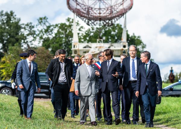 Photo : Dean Lewis (left) and Sylvain Delzon (right) welcomed his Majesty King Charles III at the former Floirac Observatory as he made his way to the experimental forest © Gautier Dufau