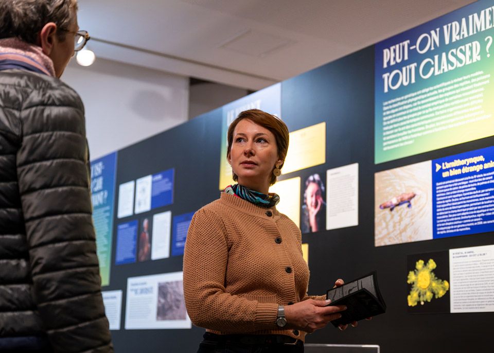 Pour Lucia Bienvenu, chargée des expositions et de la médiation au MEB, l'exposition est le moyen de rentrer dans l'univers d'un scientifique. © Gautier Dufau 
